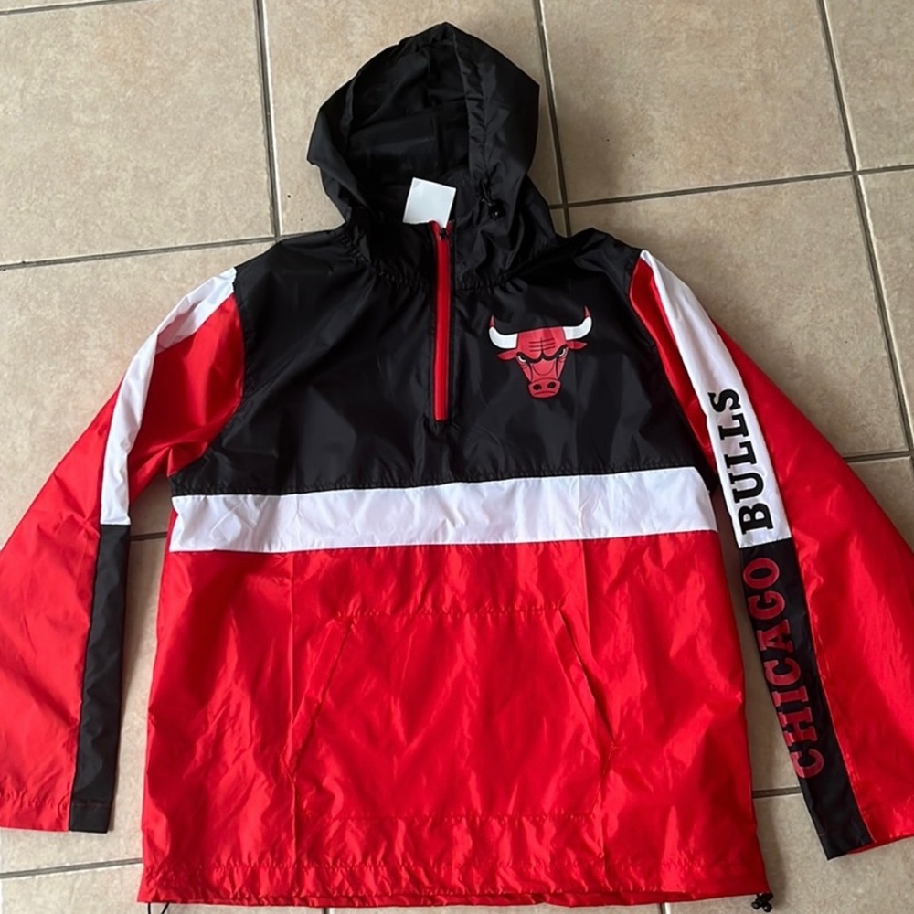 Chicago Bulls Windbreaker Pullover (New With Tags)